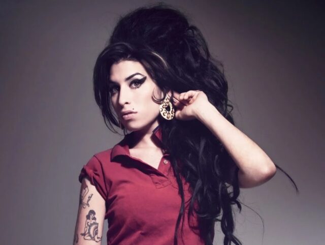 Uma foto da cantora Amy Winehouse, que faleceu há exatos 9 anos