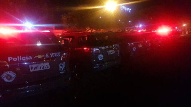 Na imagem há viaturas do BAEP com as sirenes ligadas