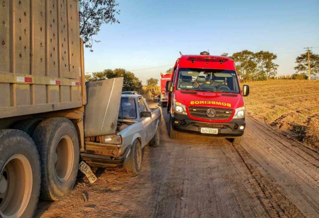 Uma foto do acidente envolvendo o caminhão e o carro