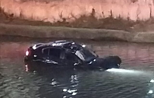 Na imagem podemos ver o carro dentro do lago