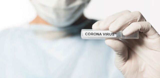 Uma foto de um enfermeiro segurando um teste de coronavírus - Covid-19 Uma foto de um enfermeiro segurando um teste de coronavírus - Covid-19
