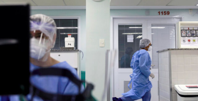 Uma foto de enfermeiros correndo dentro de um hospital