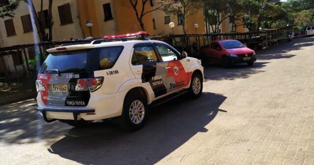 Uma foto da viatura da Polícia Militar pelo local
