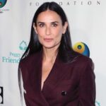 Sofá e carpete? Banheiro de Demi Moore causa estranheza em internautas