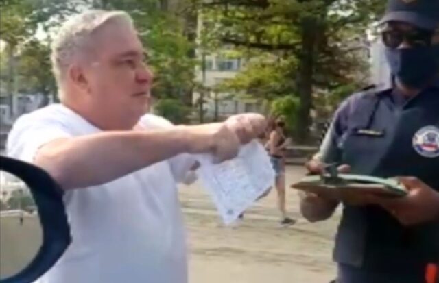 Uma foto do desembargador Eduardo Almeida Prado Rocha de Siqueira rasgando a multa Uma foto do desembargador Eduardo Almeida Prado Rocha de Siqueira rasgando a multa