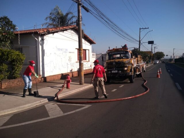 Uma foto das equipes da Prefeitura desinfectando locais públicos de Piracicaba Uma foto das equipes da Prefeitura desinfectando locais públicos de Piracicaba