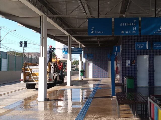 Uma foto das equipes da Prefeitura desinfectando locais públicos de Piracicaba Uma foto das equipes da Prefeitura desinfectando locais públicos de Piracicaba