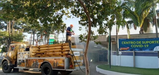 Uma foto das equipes da Prefeitura desinfectando locais públicos de Piracicaba Uma foto das equipes da Prefeitura desinfectando locais públicos de Piracicaba
