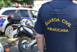 Na imagem, um GCM aparece de costas mostrando a farda