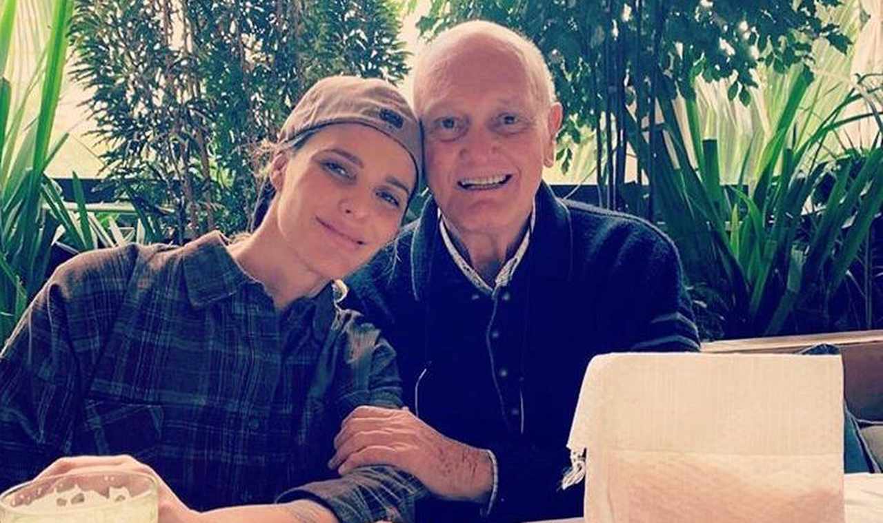 Na imagem Fernanda Lima aparece ao lado do pai, Cleomar