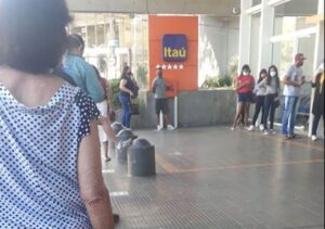 Na imagem podemos ver a fila na entrada do Itaú