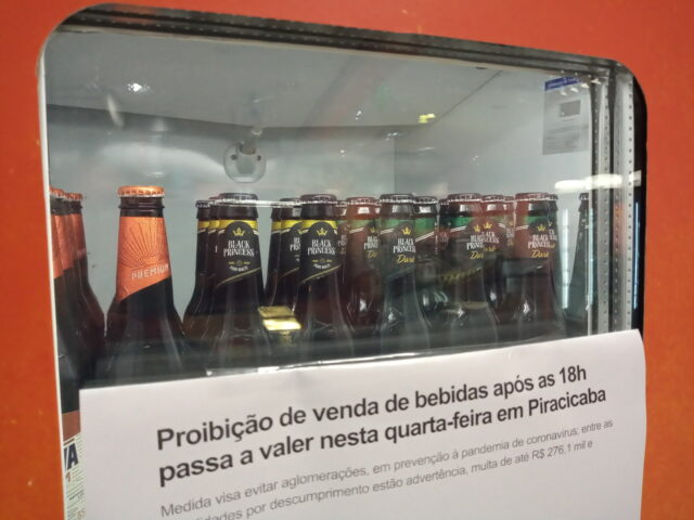 Uma foto dos agentes fazendo a fiscalização em conveniência de Piracicaba Uma foto dos agentes fazendo a fiscalização em conveniência de Piracicaba