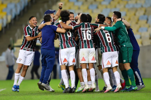 Uma foto dos jogadores do Fluminense comemorando a conquista da Taça Rio