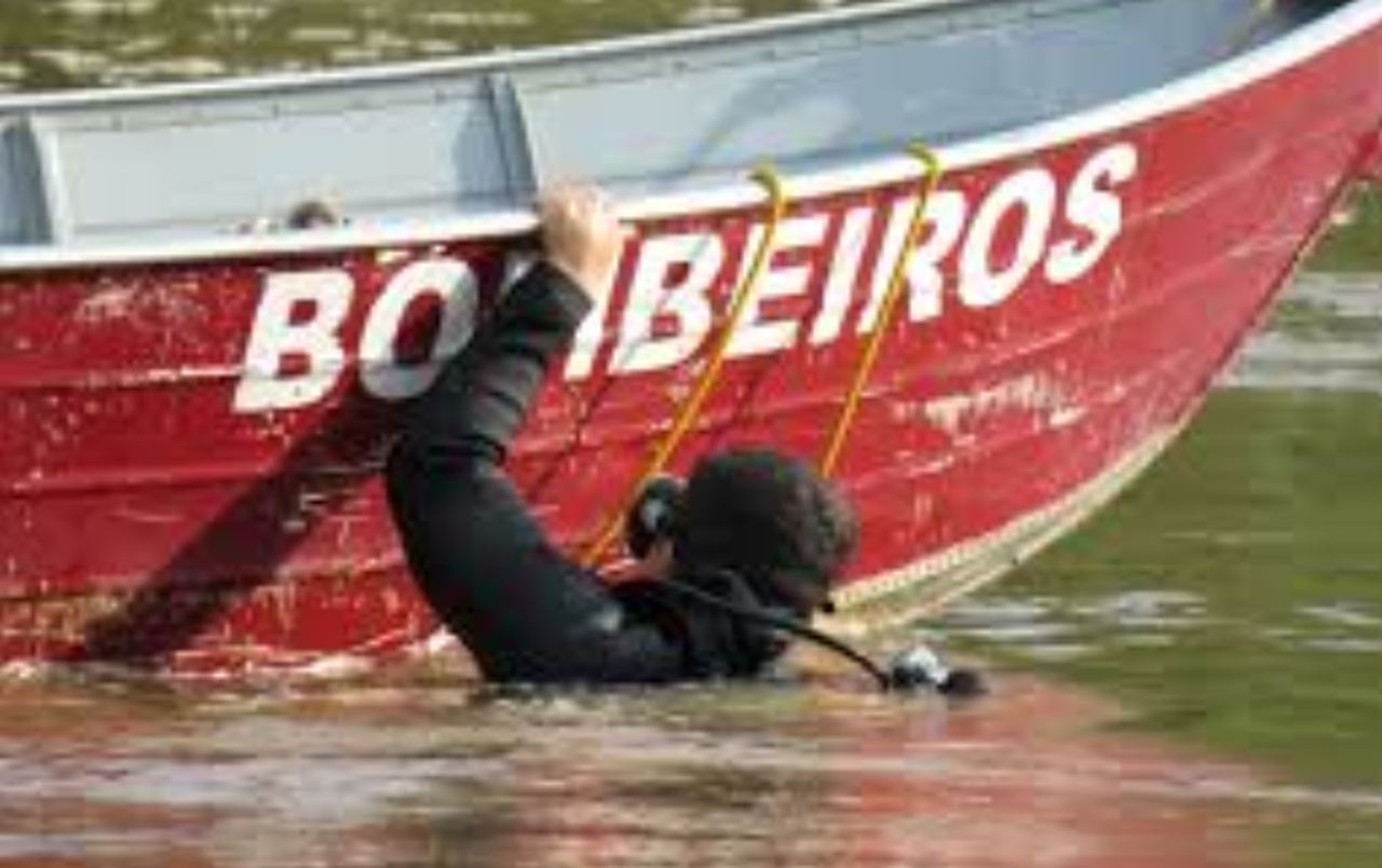 Na imagem podemos ver um mergulhador do Corpo de Bombeiros em busca do corpo