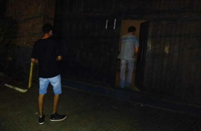 Uma imagem divulgada do jovem que estaria desaparecido chegando na delegacia