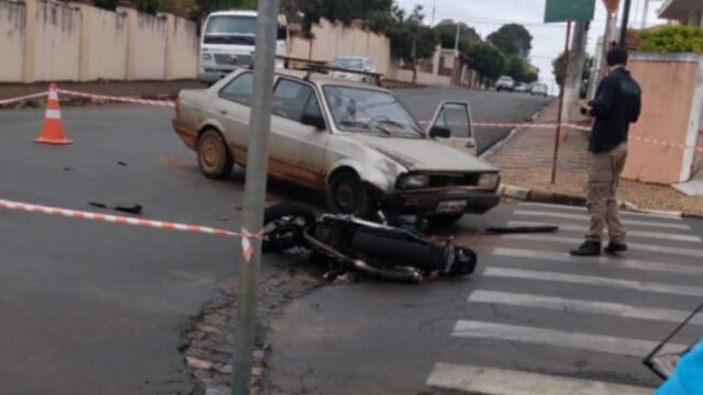 Uma foto do carro e da moto envolvidos no acidente que resultou na morte do jovem de 21 anos