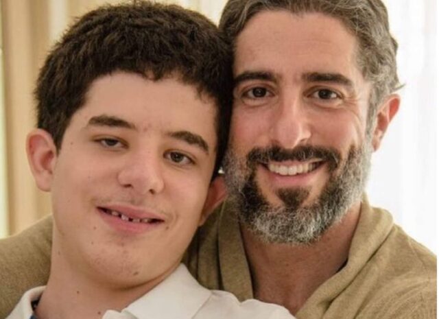 uma foto do apresentador Marcos Mion com seu filho autista Romeo uma foto do apresentador Marcos Mion com seu filho autista Romeo