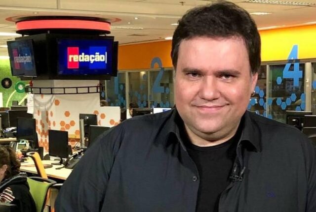 Uma foto do apresentador Rodrigo Rodrigues durante o programa do SporTV