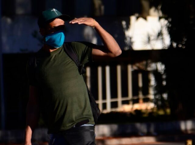 Uma foto de um homem usando máscara por causa da pandemia do novo coronavírus