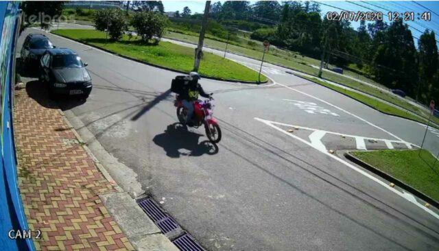 Uma imagem que aparece o suspeito montado em uma motocicleta. A foto é de uma câmera de segurança.
