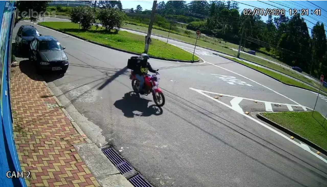 Na imagem aparece o suspeito montado em uma motocicleta. A foto é de uma câmera de segurança.