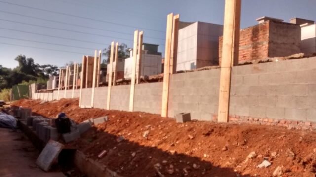 Uma foto da reconstrução do muro do Cemitério da Vila Rezende, em Piracicaba Uma foto da reconstrução do muro do Cemitério da Vila Rezende, em Piracicaba