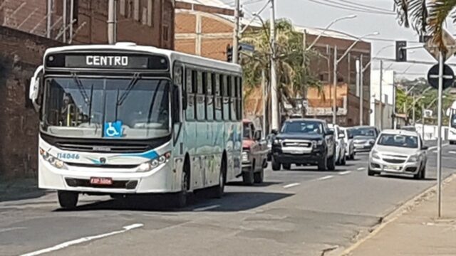 Uma foto do antigo ônibus da Via Ágil em operação no Centro de Piracicaba Uma foto do antigo ônibus da Via Ágil em operação no Centro de Piracicaba