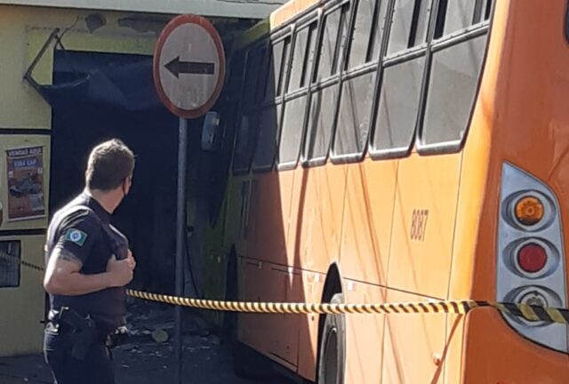 uma foto do ônibus desgovernado da empresa tupi piracicaba