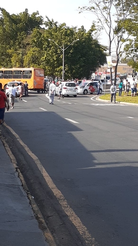 Uma foto do ônibus desgovernado
