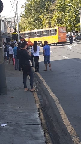 Uma foto do ônibus desgovernado