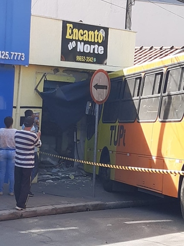 uma foto do ônibus desgovernado da empresa tupi piracicaba que invadiu uma loja