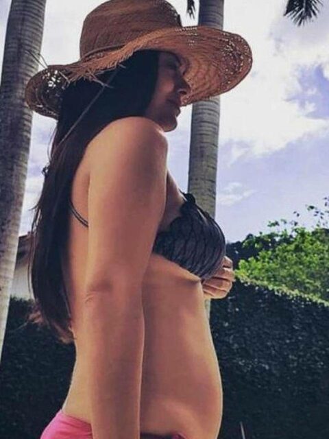 uma foto da Patrícia Cardoso com a barriga a mostra