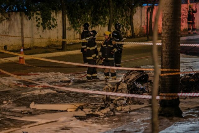 Uma foto dos destroços do avião que caiu em São Paulo