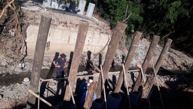 Uma foto da construção da ponte em Santa Terezinha.