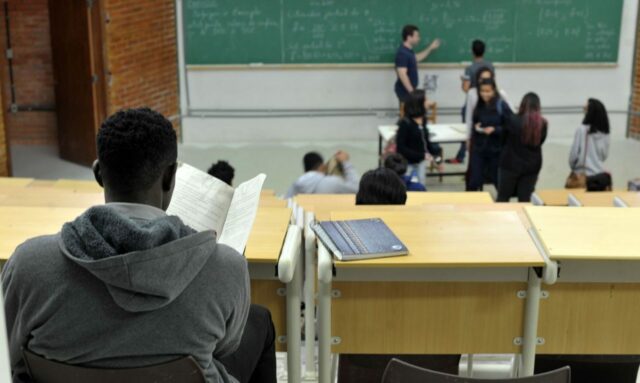 foto de estudantes na sala de aula