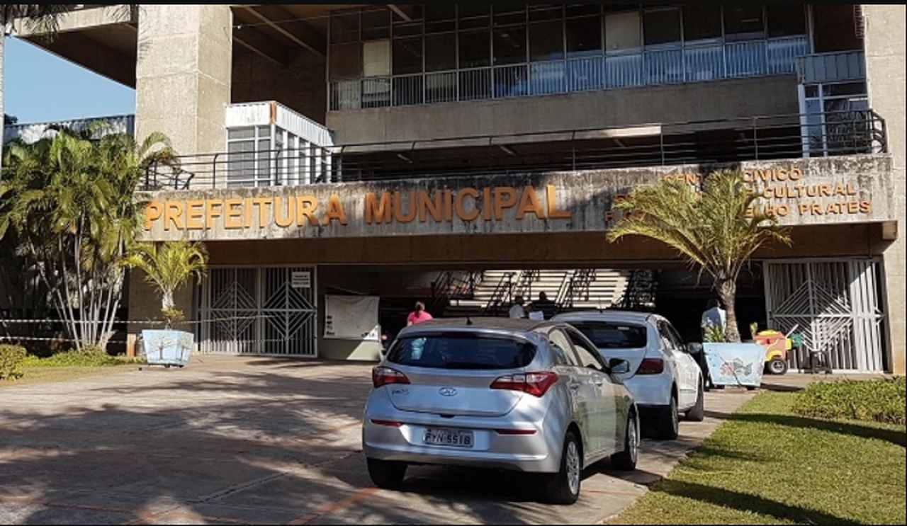 Na imagem uma foto do prédio onde funciona a Prefeitura