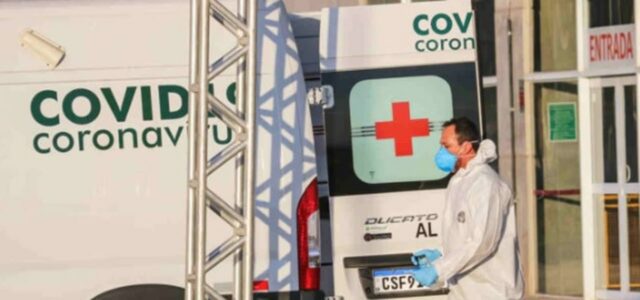 Uma foto de um enfermeiro trabalhando na sua ambulância Uma foto de um enfermeiro trabalhando na sua ambulância