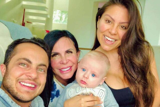 uma foto da Tammy em familia com sua esposa e o filho junto da gretchen 