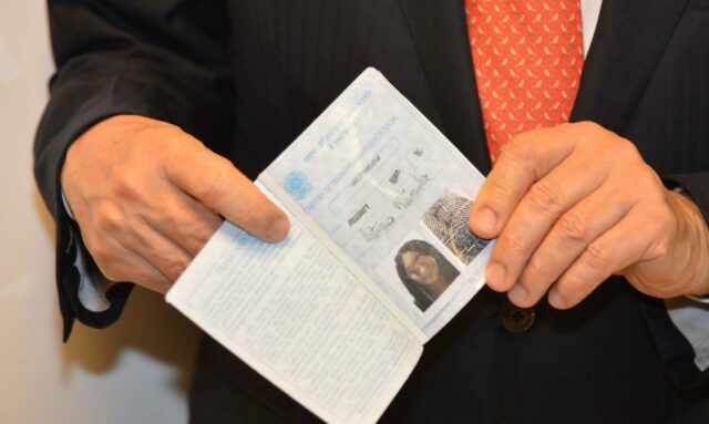 uma foto de uma mão segurando a carteira de trabalho