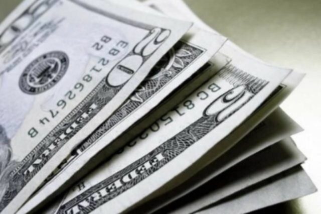 uma foto de cédulas de dólar