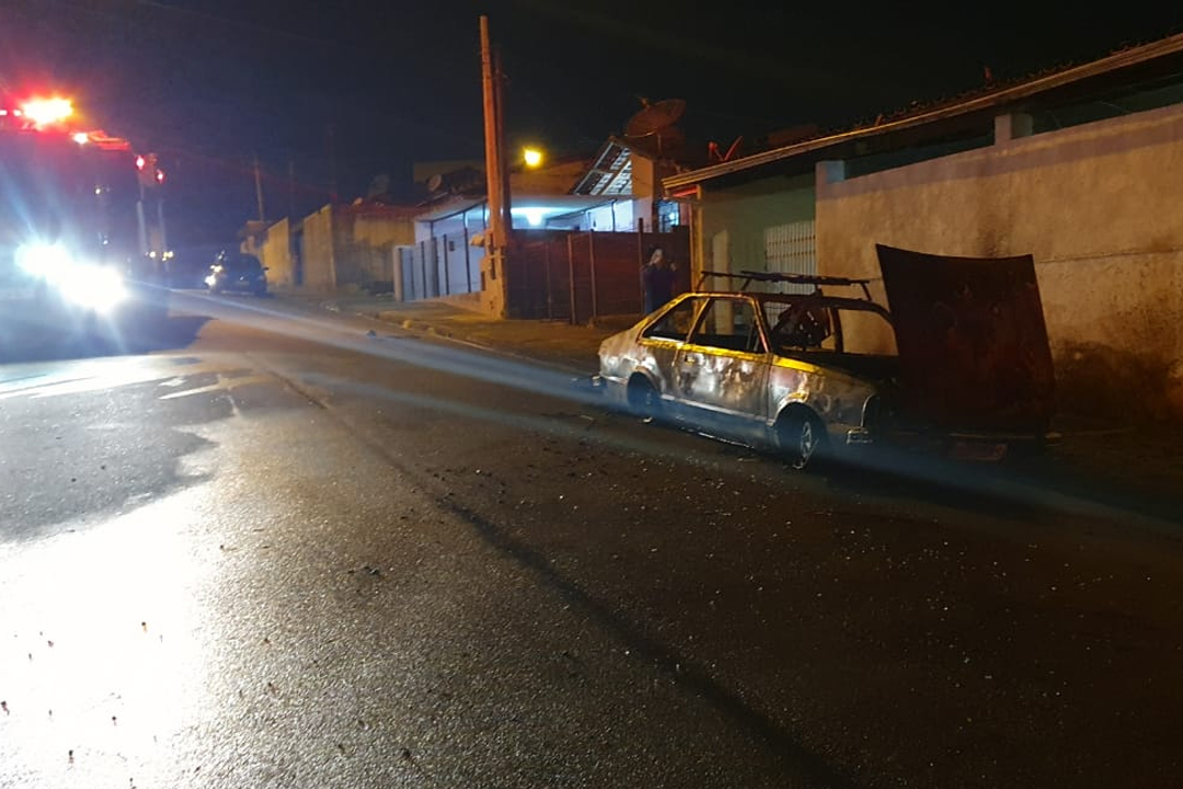 Uma foto do carro todo queimado após mulher jogar gasolina e atear fogo Uma foto do carro todo queimado após mulher jogar gasolina e atear fogo