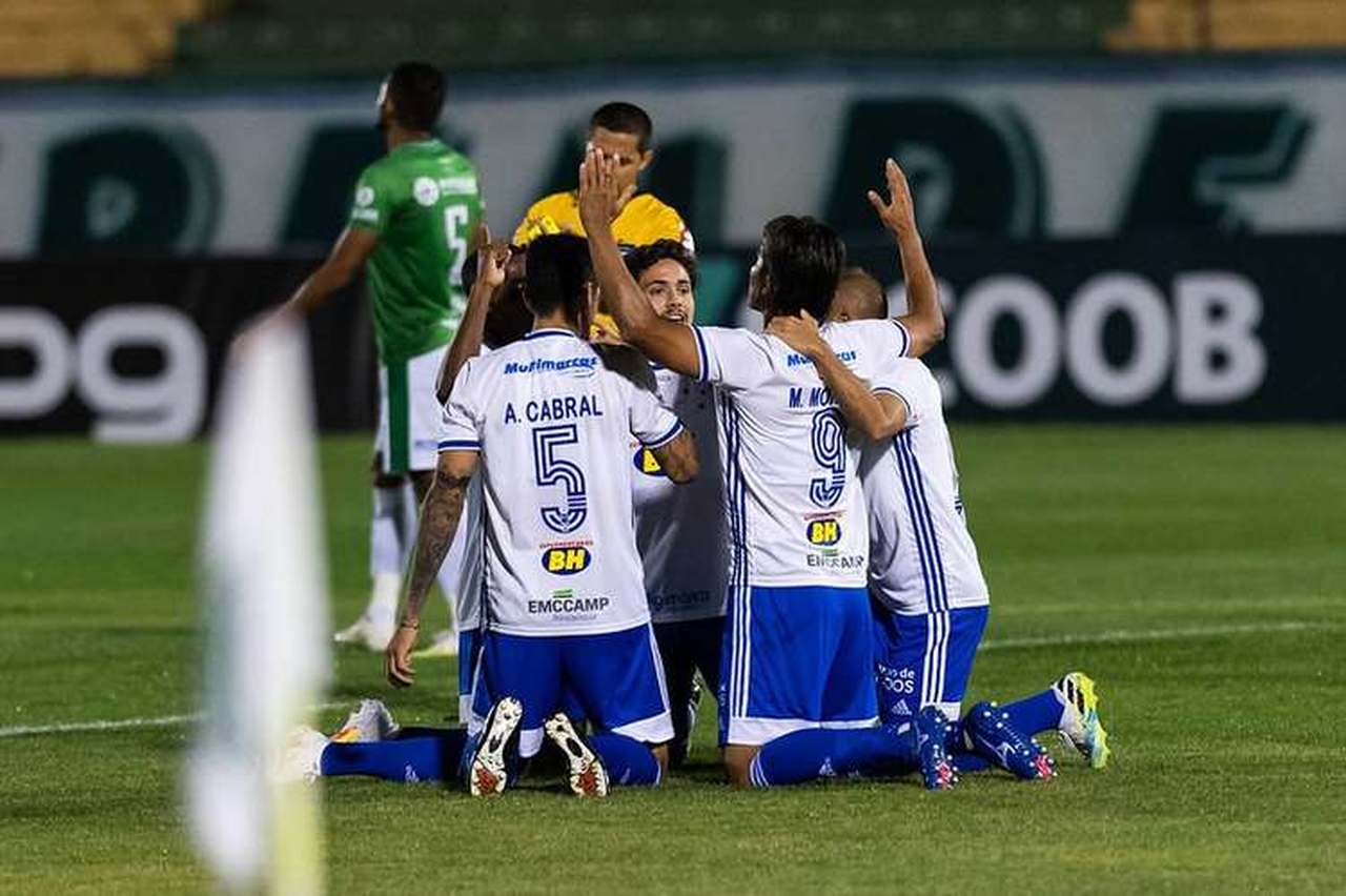 uma imagem dos jogadores do cruzeiro comemorando a vitória