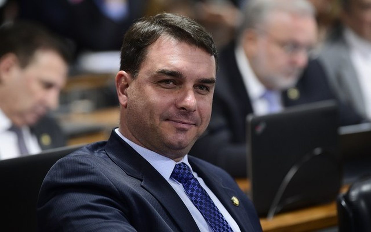 Flávio Bolsonaro é diagnosticado com Covid-19; senador está sem sintomas