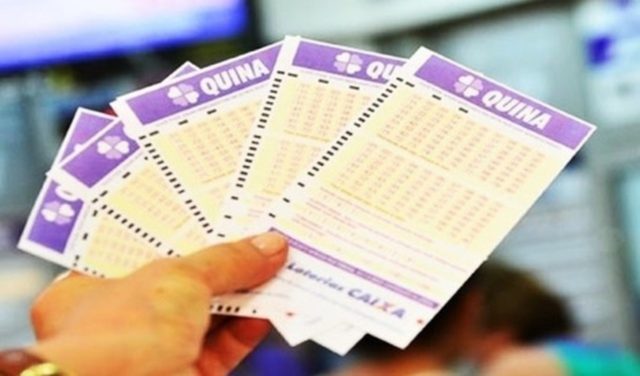 uma foto de uma mão segurando o cinco volante da quina 5331