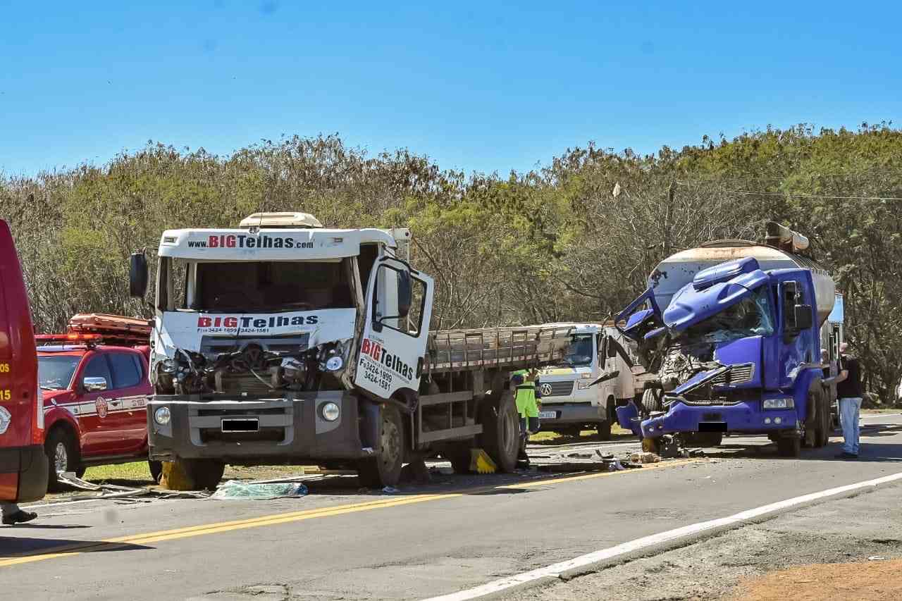 Uma foto do acidente envolvendo três caminhões na Estrada do Ceagesp em Piracicaba