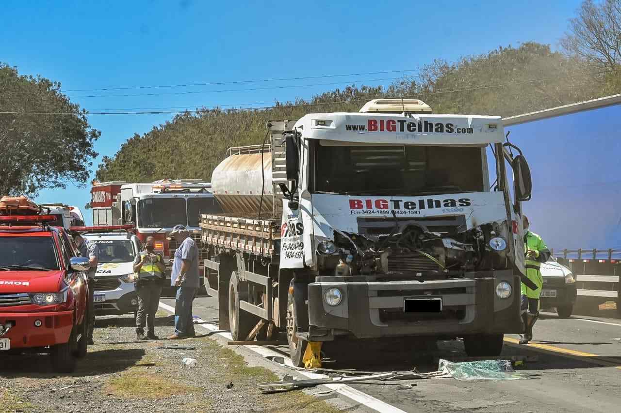 Uma foto do acidente envolvendo três caminhões na Estrada do Ceagesp em Piracicaba