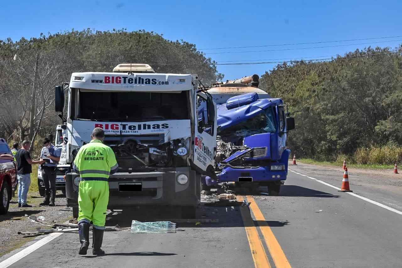 Uma foto do acidente envolvendo três caminhões na Estrada do Ceagesp em Piracicaba