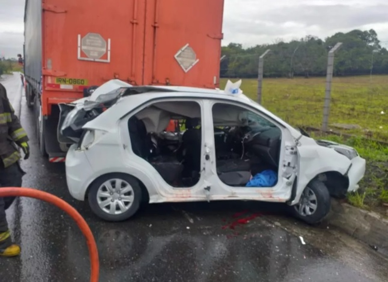 Uma foto do carro destruído após bater na traseira do caminhão Uma foto do carro destruído após bater na traseira do caminhão