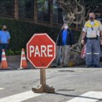Forte colisão entre veículos no Centro de Piracicaba derruba semáforo e causa congestionamento
