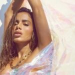 Anitta compartilha foto de ensaio nu para revista internacional e recebe elogios